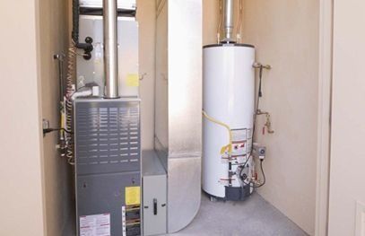 Una habitación con un calentador y un calentador de agua en ella.
