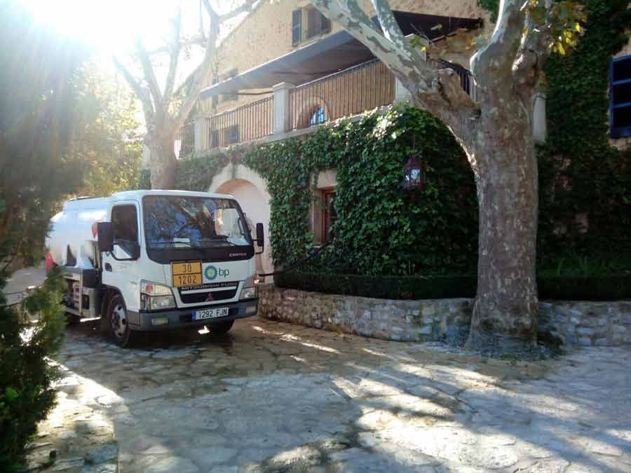 Un camión blanco está estacionado frente a un edificio.