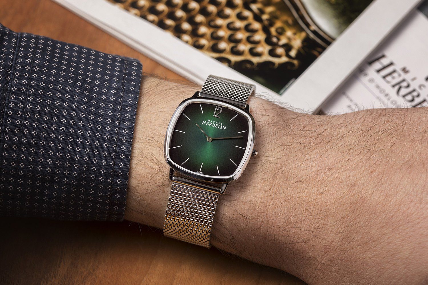 montre au cadrant vert portée