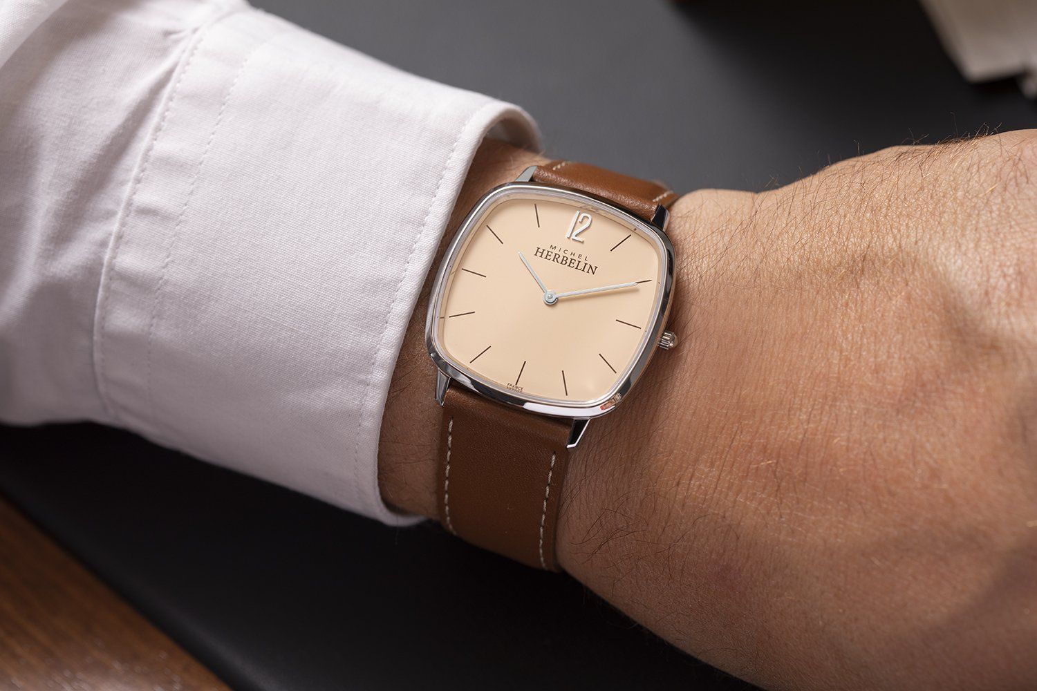 montre bracelet marron portée