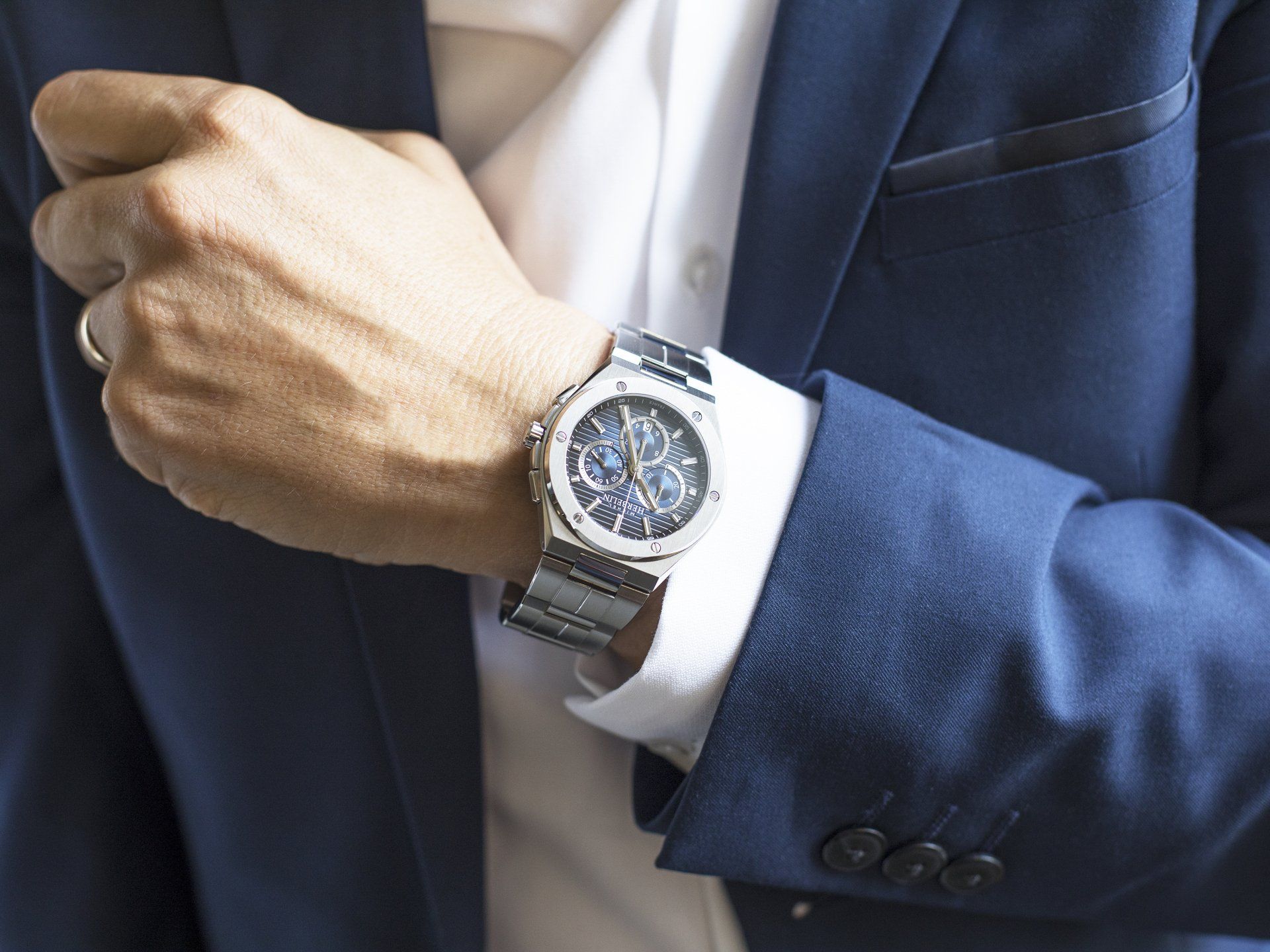 montre grise portée