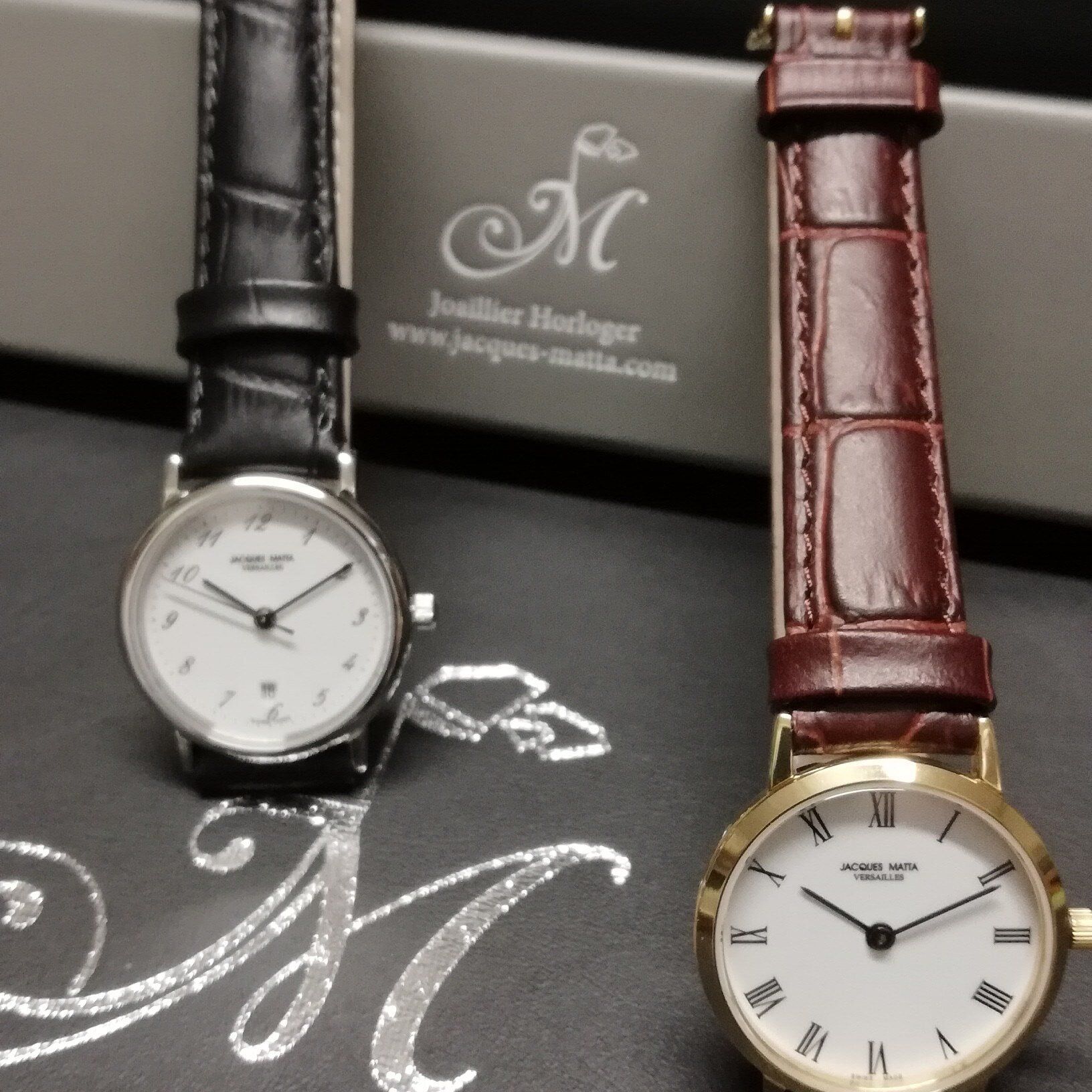 Montres bracelet noires et marrons