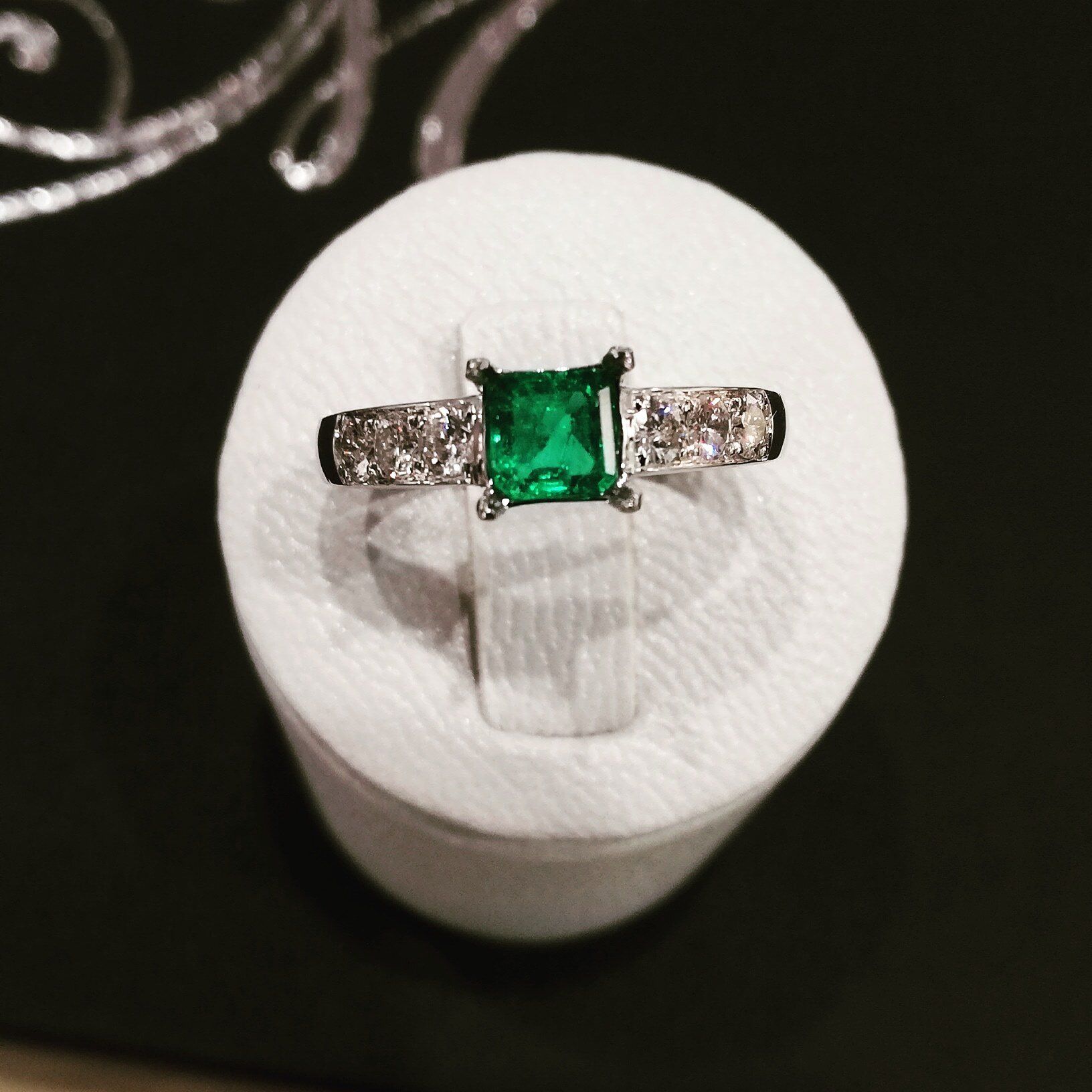 Bague avec une pierre verte