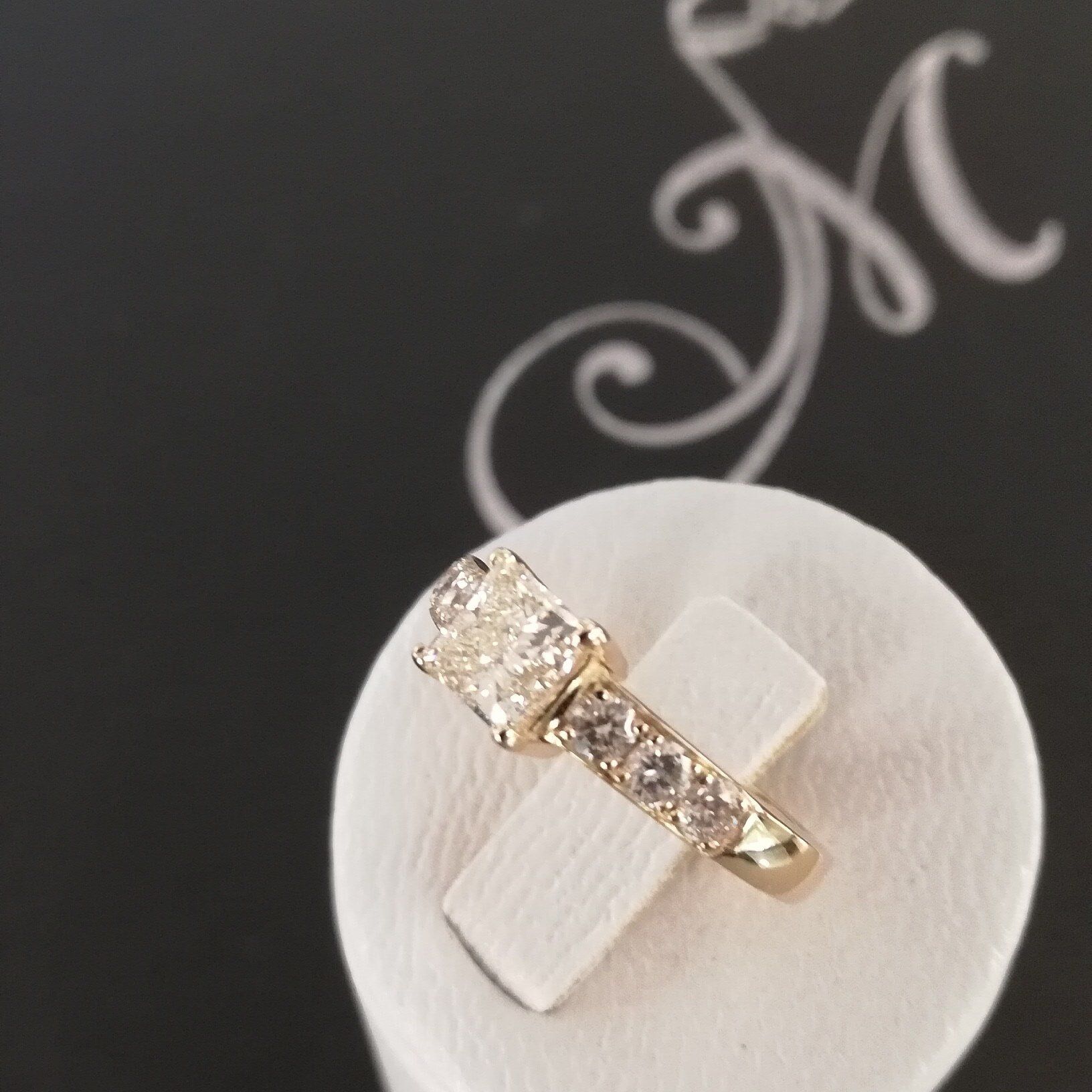 Bague de couleur dorée