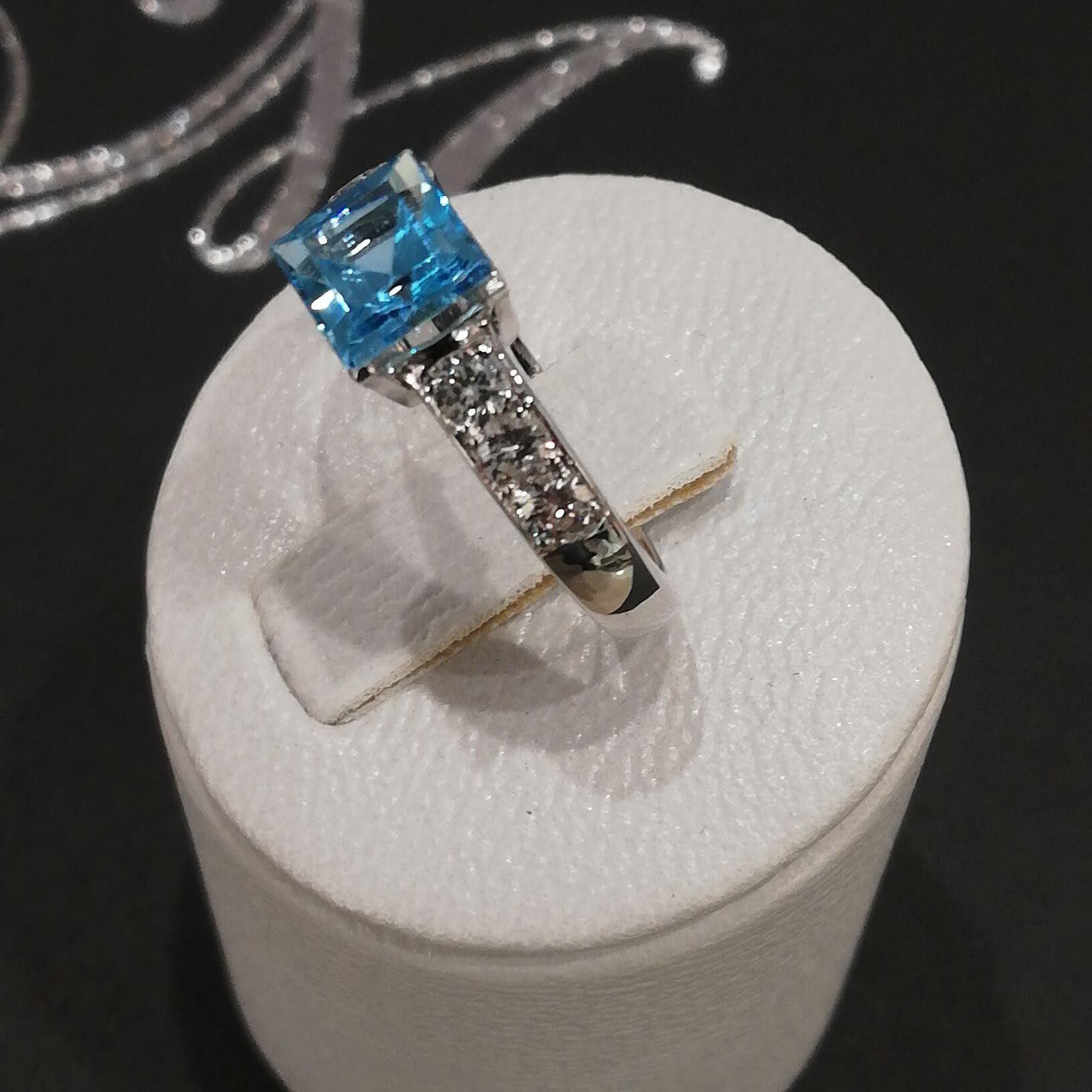 Bague avec pierre bleue