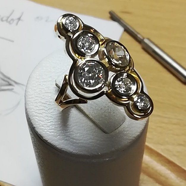 bague dorée avec diammants