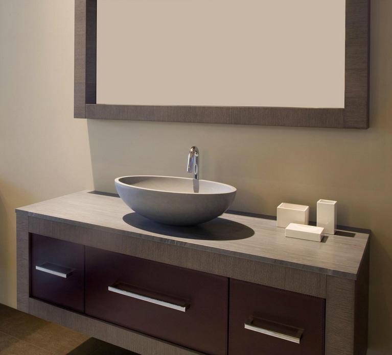 Vasque posée sur meuble de salle de bains