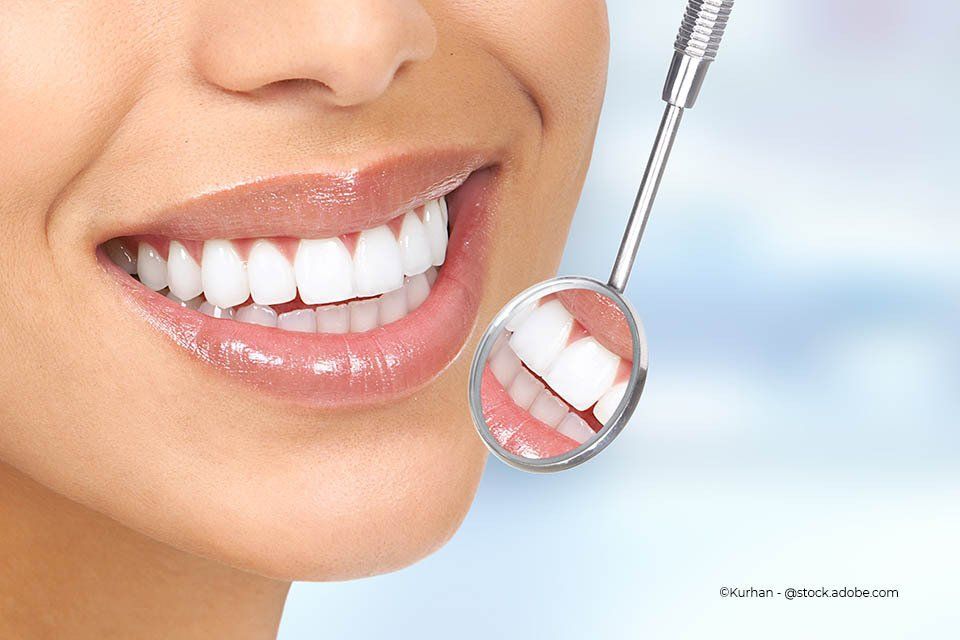 Patientin bei mit weißen Zähnen