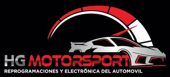 Logotipo de E1 Motorsport, con un gr&aacute;fico de coche y un arco de veloc&iacute;metro sobre fondo negro. Texto en rojo y blanco.