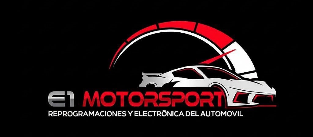 Logotipo de E1 Motorsport, con un gr&aacute;fico de coche y un arco de veloc&iacute;metro sobre fondo negro. Texto en rojo y blanco.