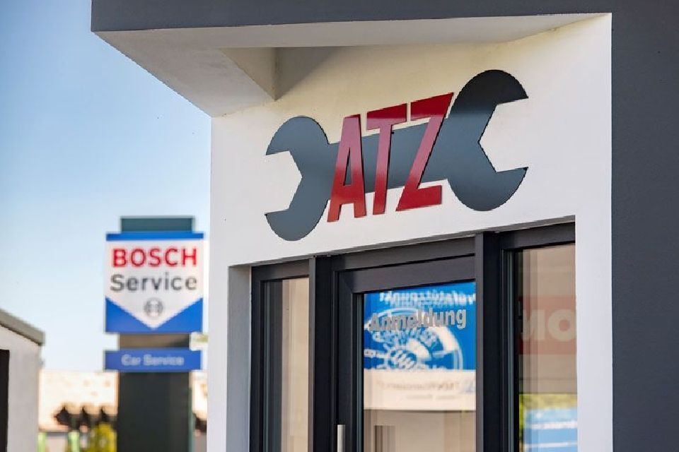 ATZ / Bosch-Car-Service Mitarbeiter kontrolliert den Motorraum eines Autos