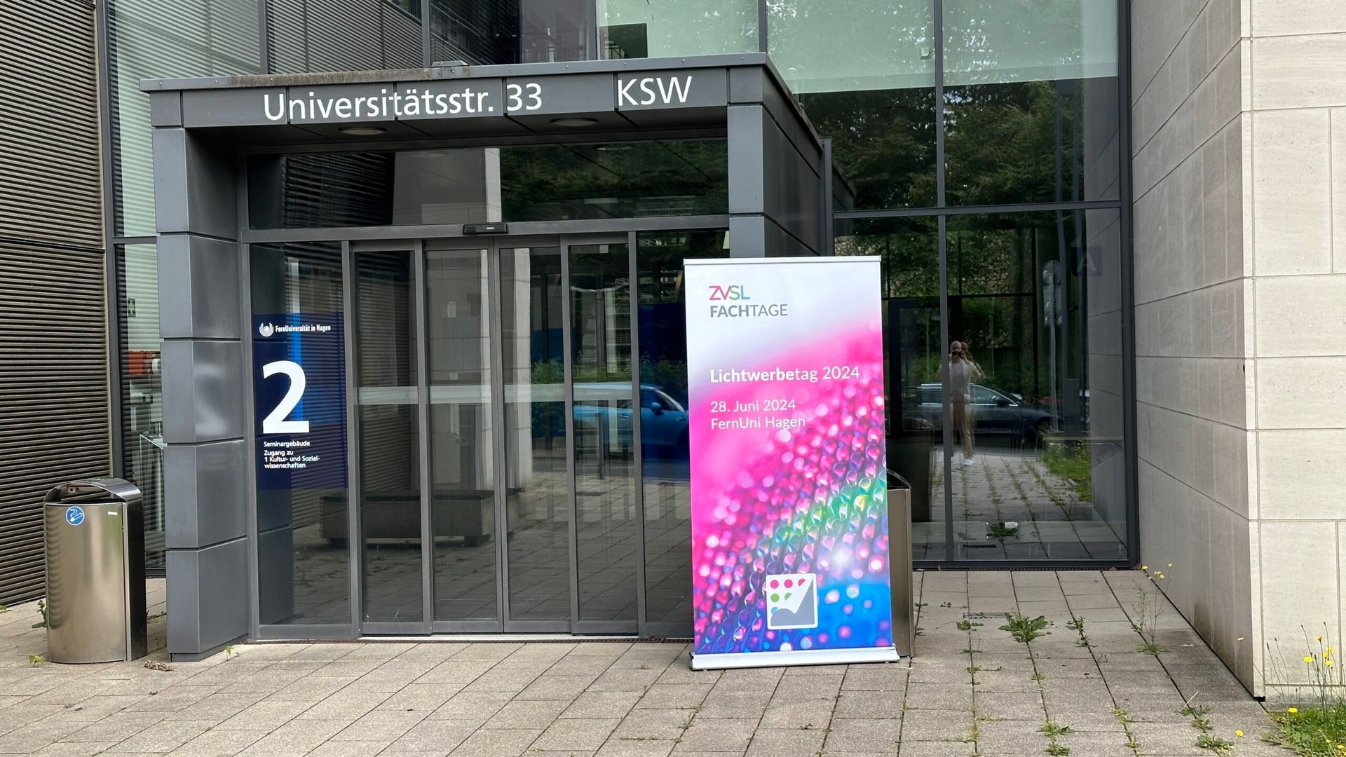 Aufsteller für die ZVSL Fachtage vor dem Gebäude