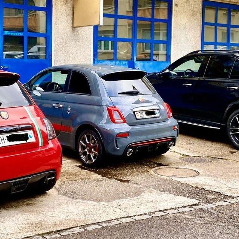 Garage Baggieri – drei Autos vor der Werkstatt