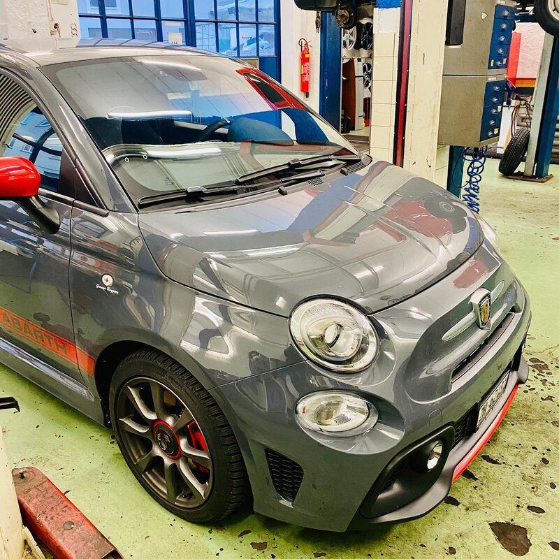 Garage Baggieri – grauer Fiat in der Werkstatt