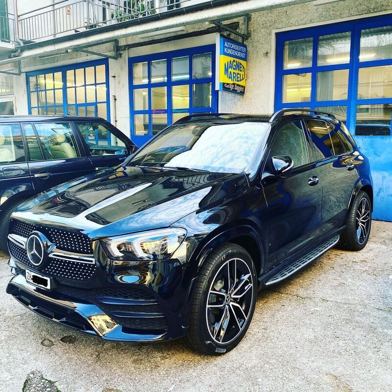 Garage Baggieri – schwarzer Mercedes vor der Werkstatt