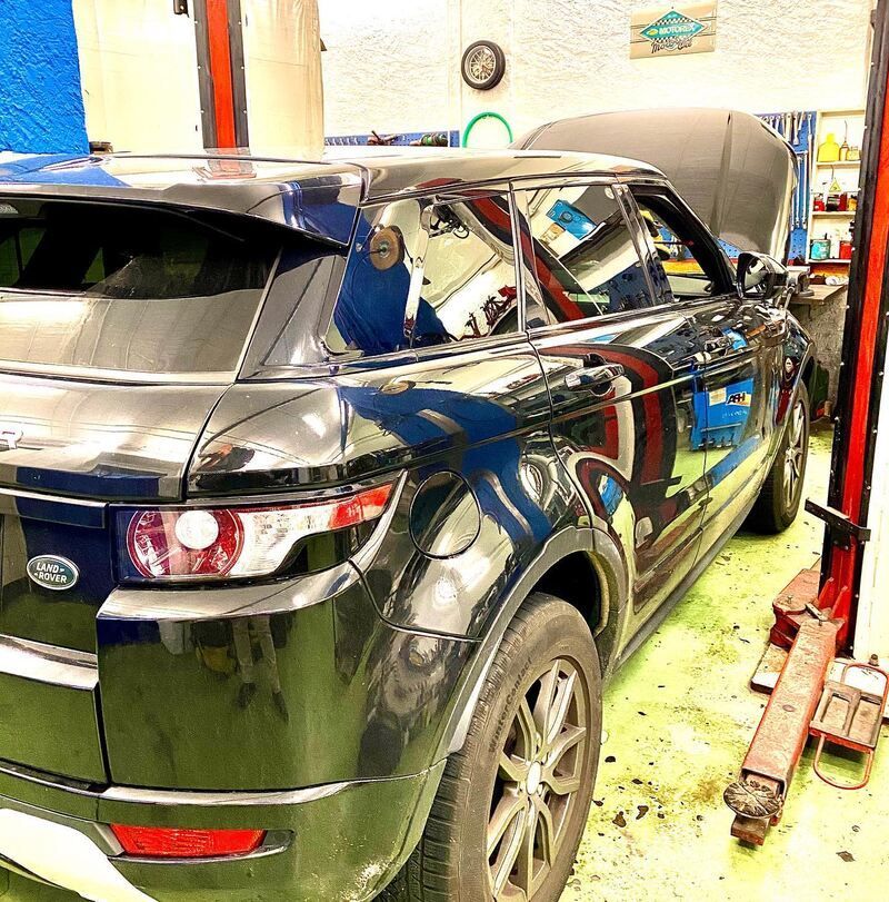 Garage Baggieri – schwarzes Auto Hinteransicht