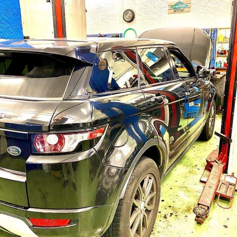 Garage Baggieri – schwarzes Auto Hinterteil