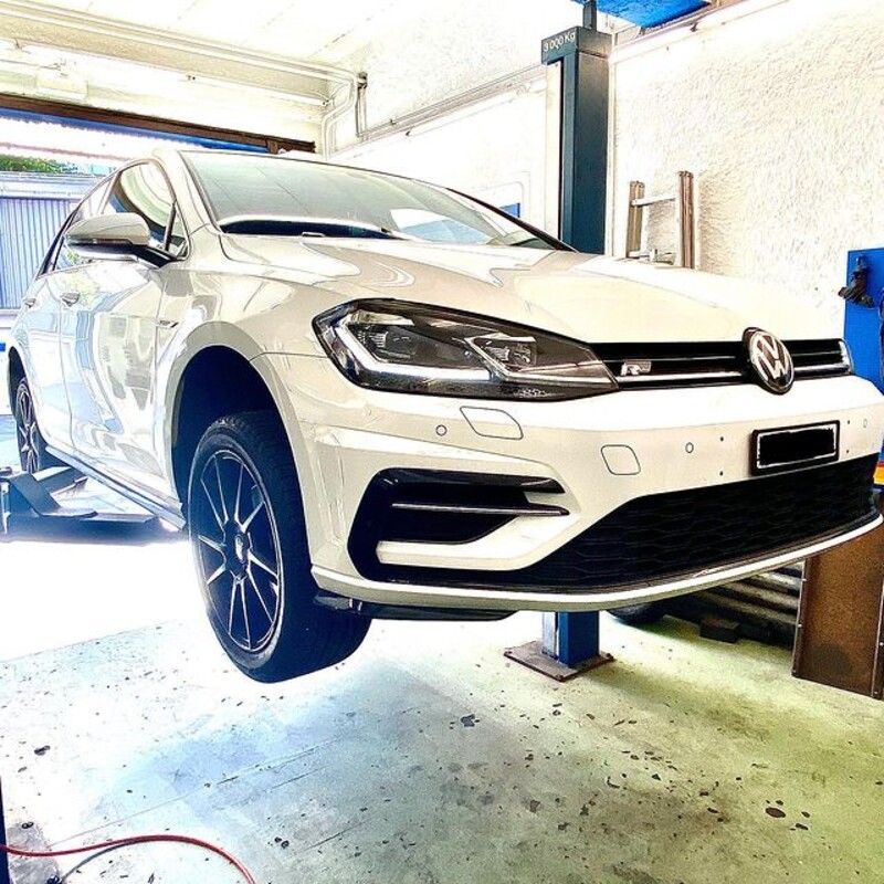 Garage Baggieri – weisser VW in der Werkstatt