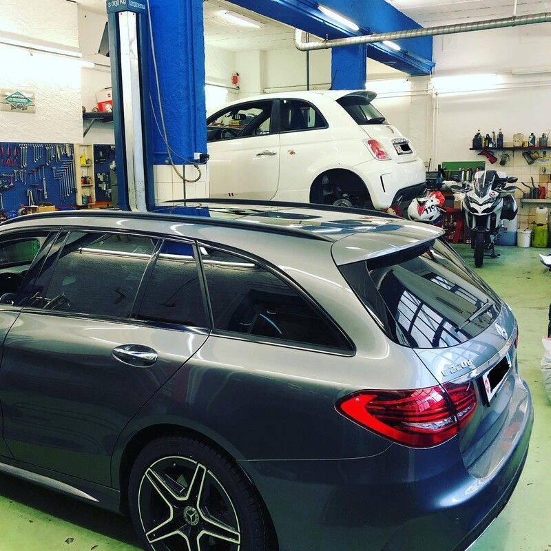 Garage Baggieri – graues Auto