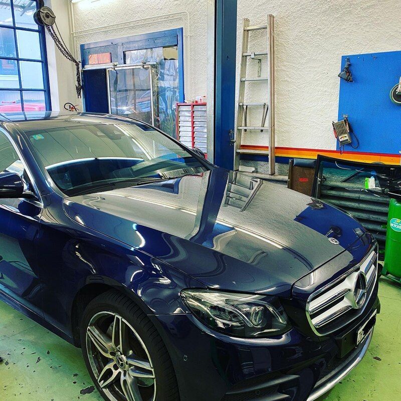 Garage Baggieri – schwarzes Auto in der Werkstatt