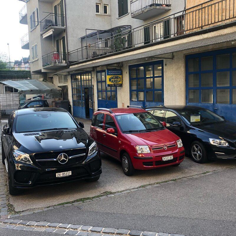 Garage Baggieri – drei Autos vor der Werkstatt