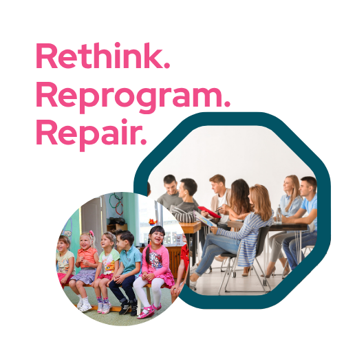 Eine Gruppe von Menschen sitzt in einem Raum um einen Tisch herum.