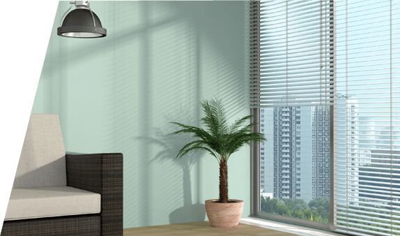 Una sala de estar con una silla y una planta en maceta.