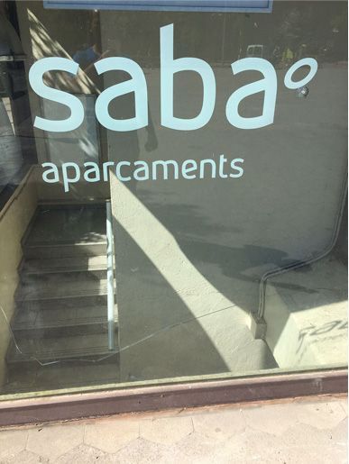 La palabra saba que está en un vaso