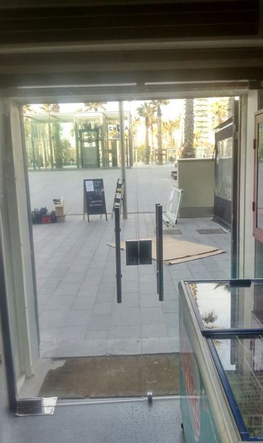 Un escaparate con una puerta de cristal y una vitrina.