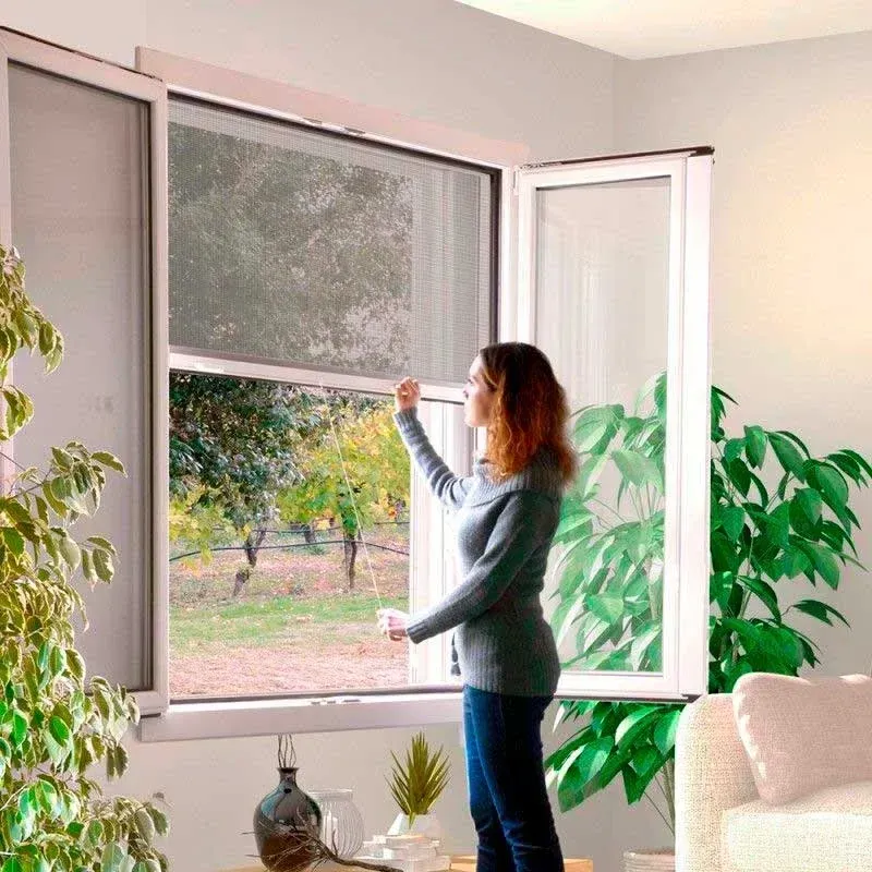 Una sala de estar con una silla y una planta en maceta.