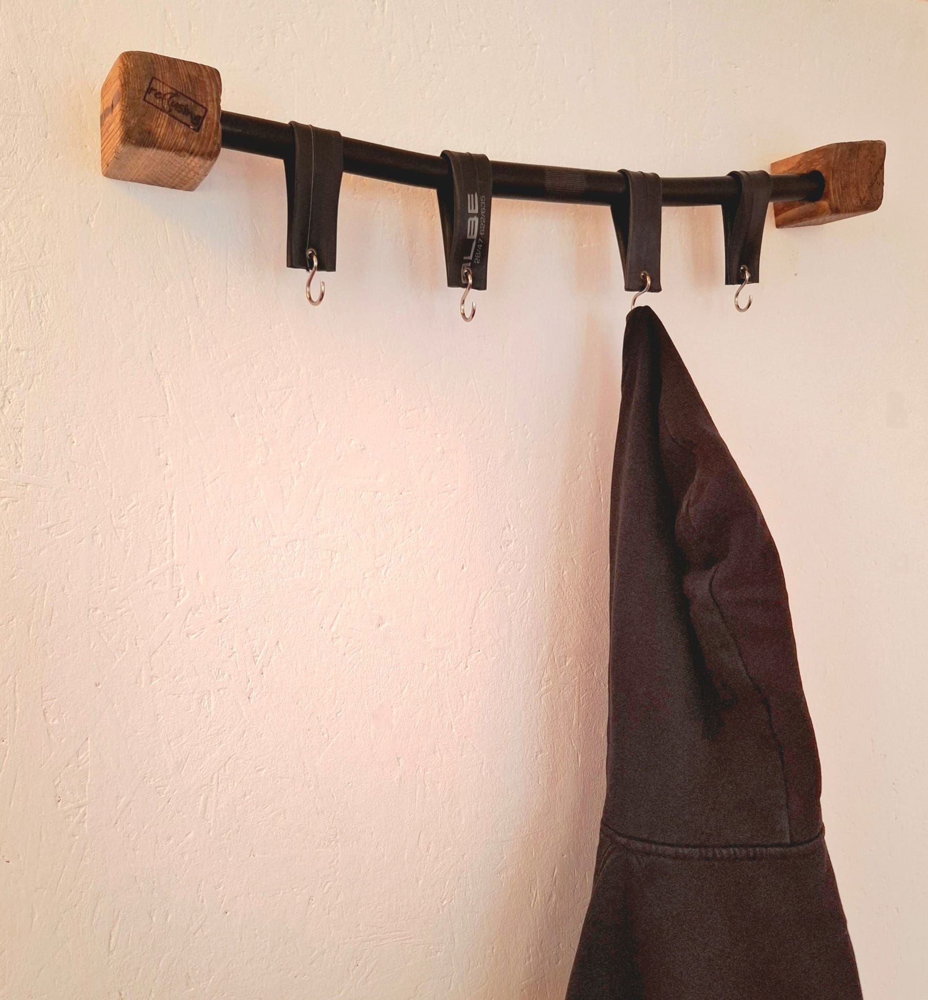 Garderobe aus recycelten Materialien