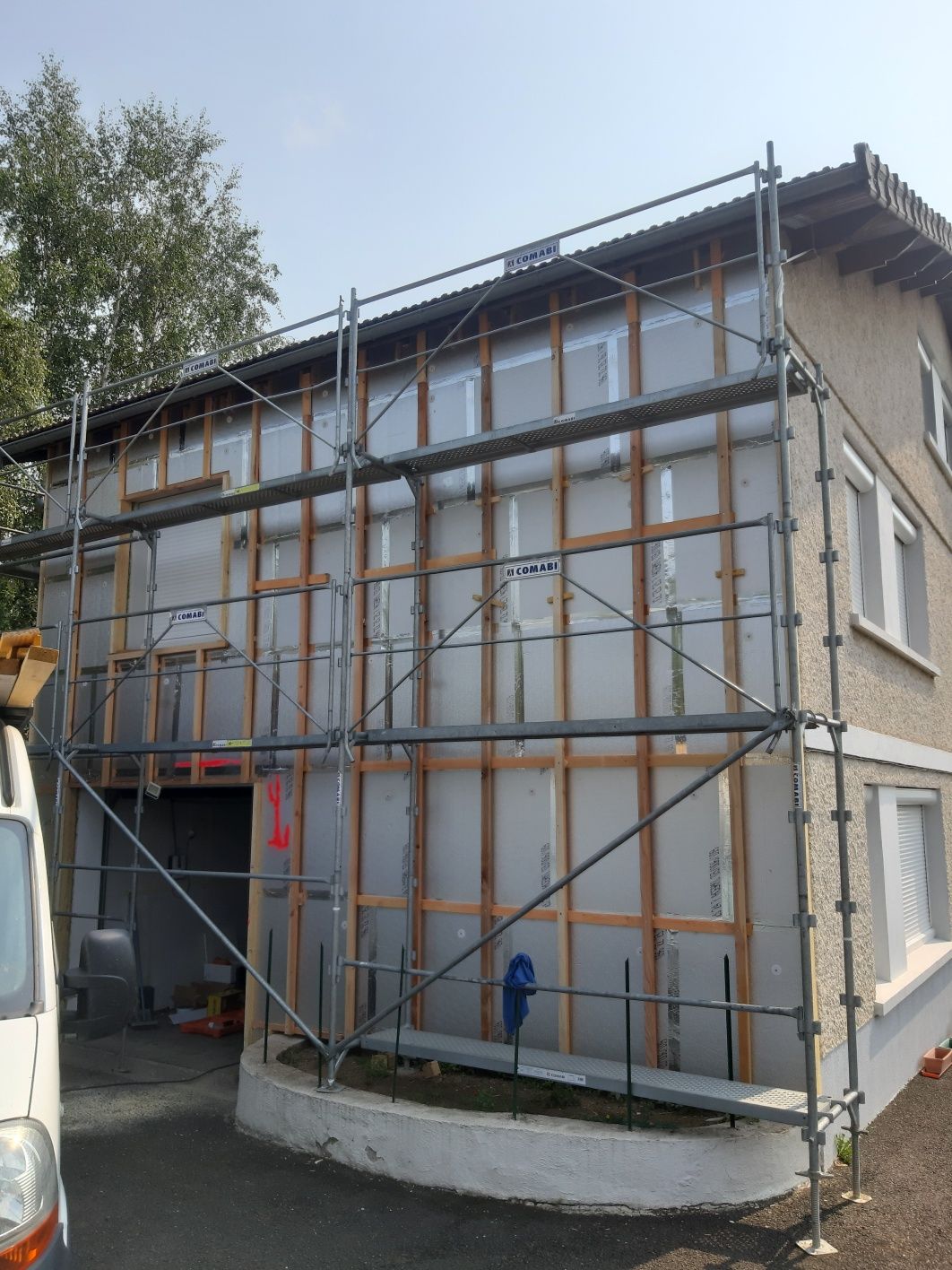 Construction d'un bâtiment de deux étages avec bardage en panneaux OSB.