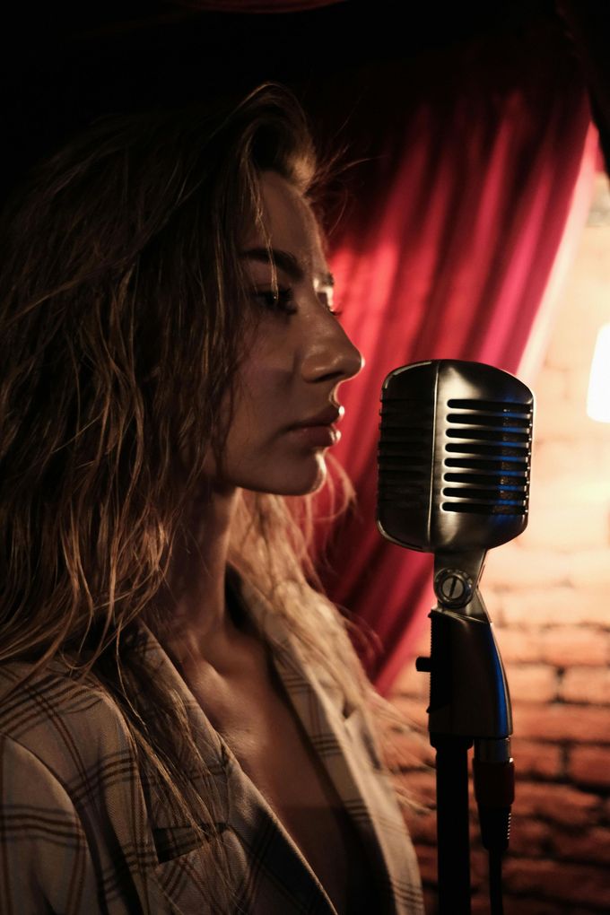 Icono de marcador de posición gris claro con un sol y montañas sobre fondo blanco