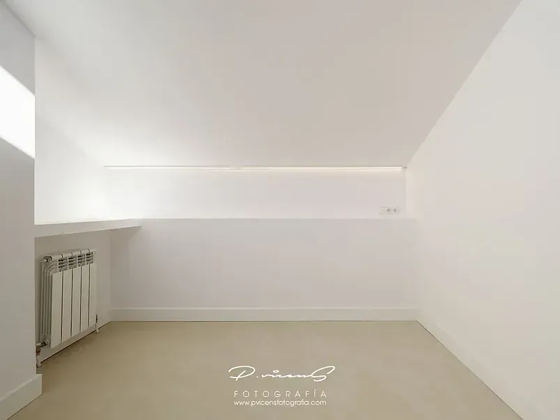 Hay un radiador en la esquina de la habitación.