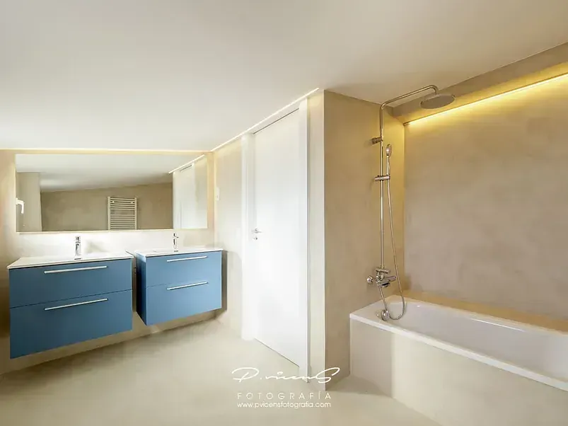 Un baño con dos lavabos y una bañera.