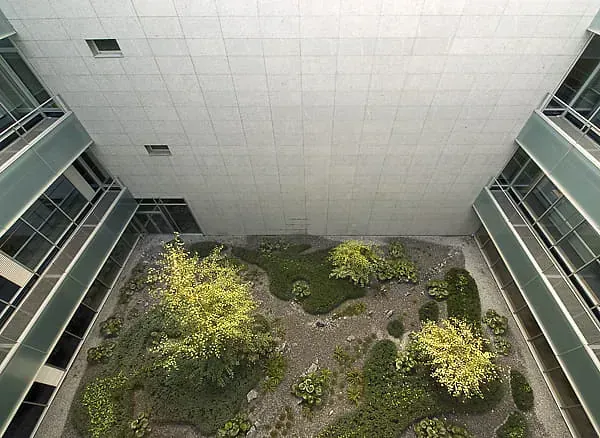Una vista aérea de un patio entre dos edificios.