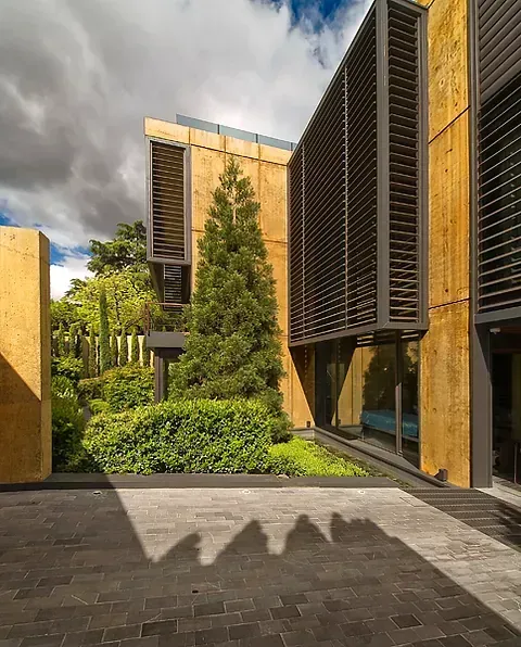 Un gran edificio con muchas ventanas y árboles en el frente.