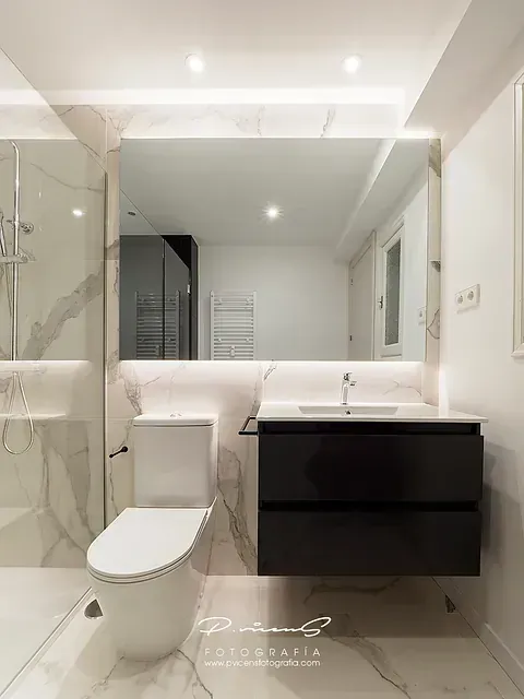Un baño con inodoro, lavabo y espejo.