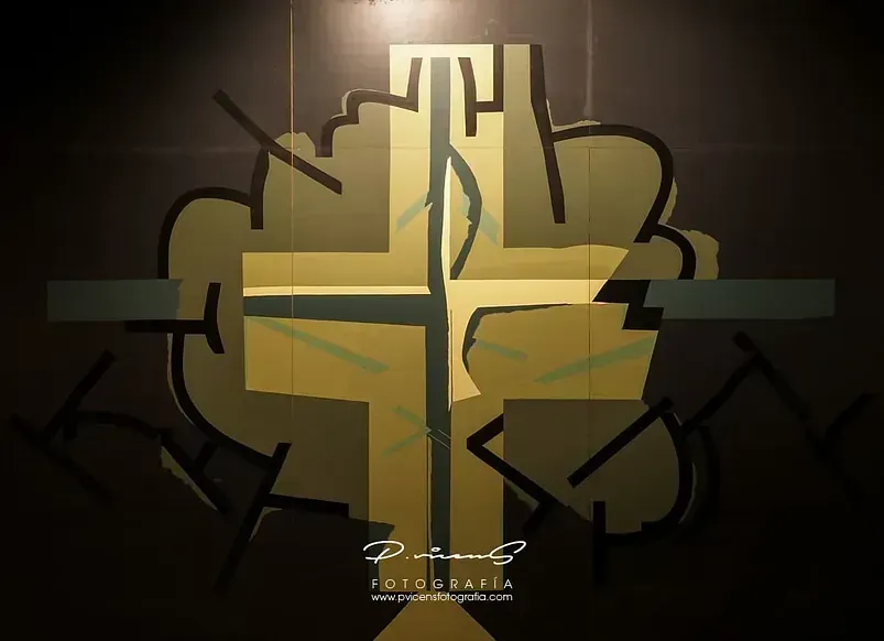 Una cruz con la letra t en ella