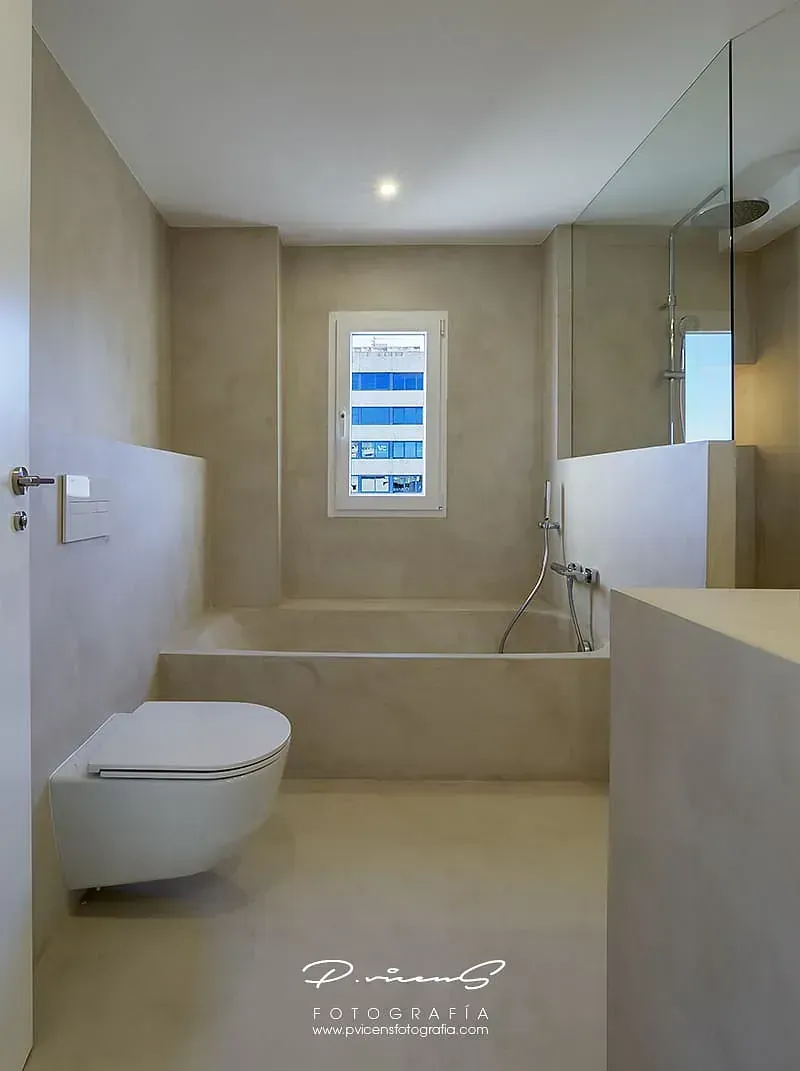 Un baño con inodoro, lavabo, bañera y ventana.