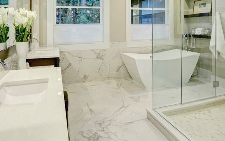 Un baño con bañera, lavabo y ducha.