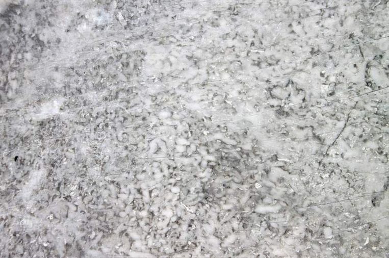 Un primer plano de una encimera de granito gris.