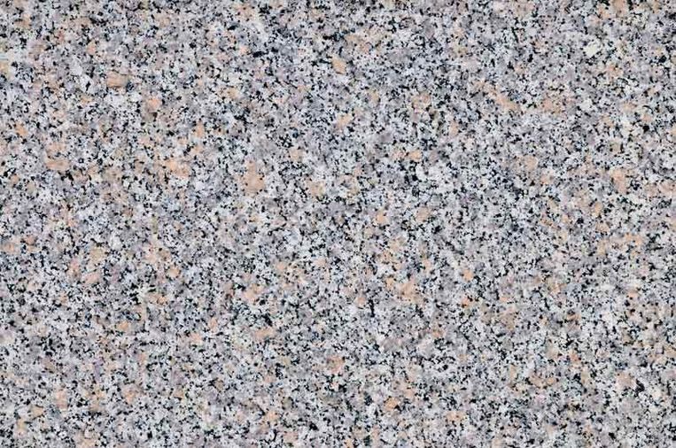 Un primer plano de una encimera de granito gris y rosa.