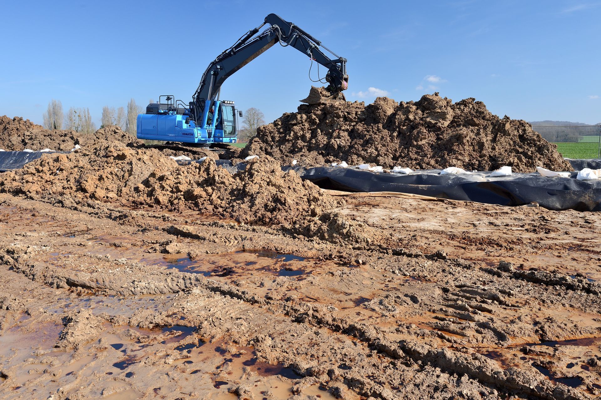 Une pelleteuse bleue
