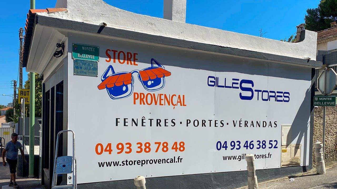 Enseigne d'une entreprise de menuiserie