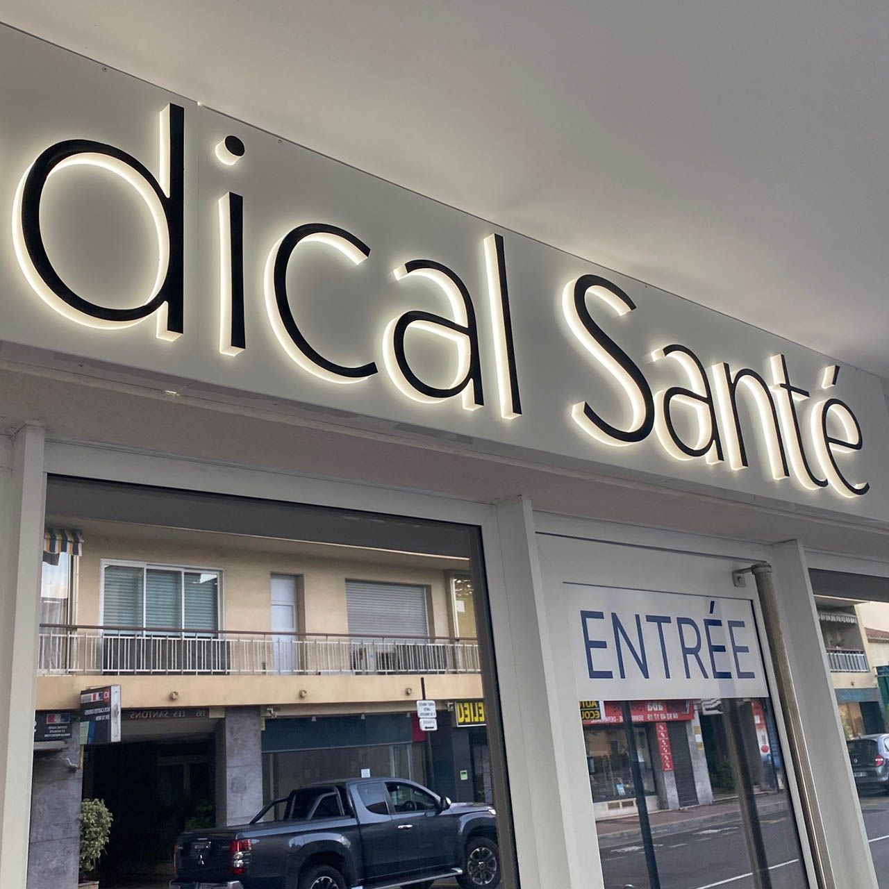 Enseigne en lettres lumineuses