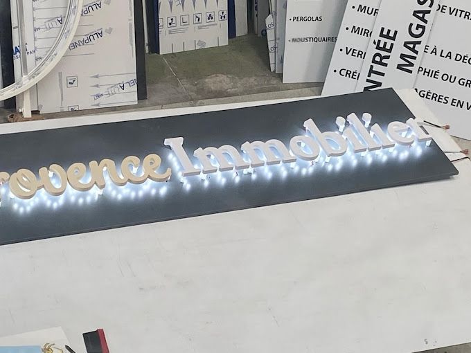 Enseigne lumineuse en cours de réalisation
