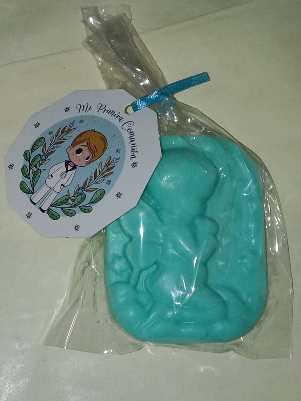 Un jabón azul claro con forma de ángel, envuelto en una bolsa de plástico transparente con una etiqueta.