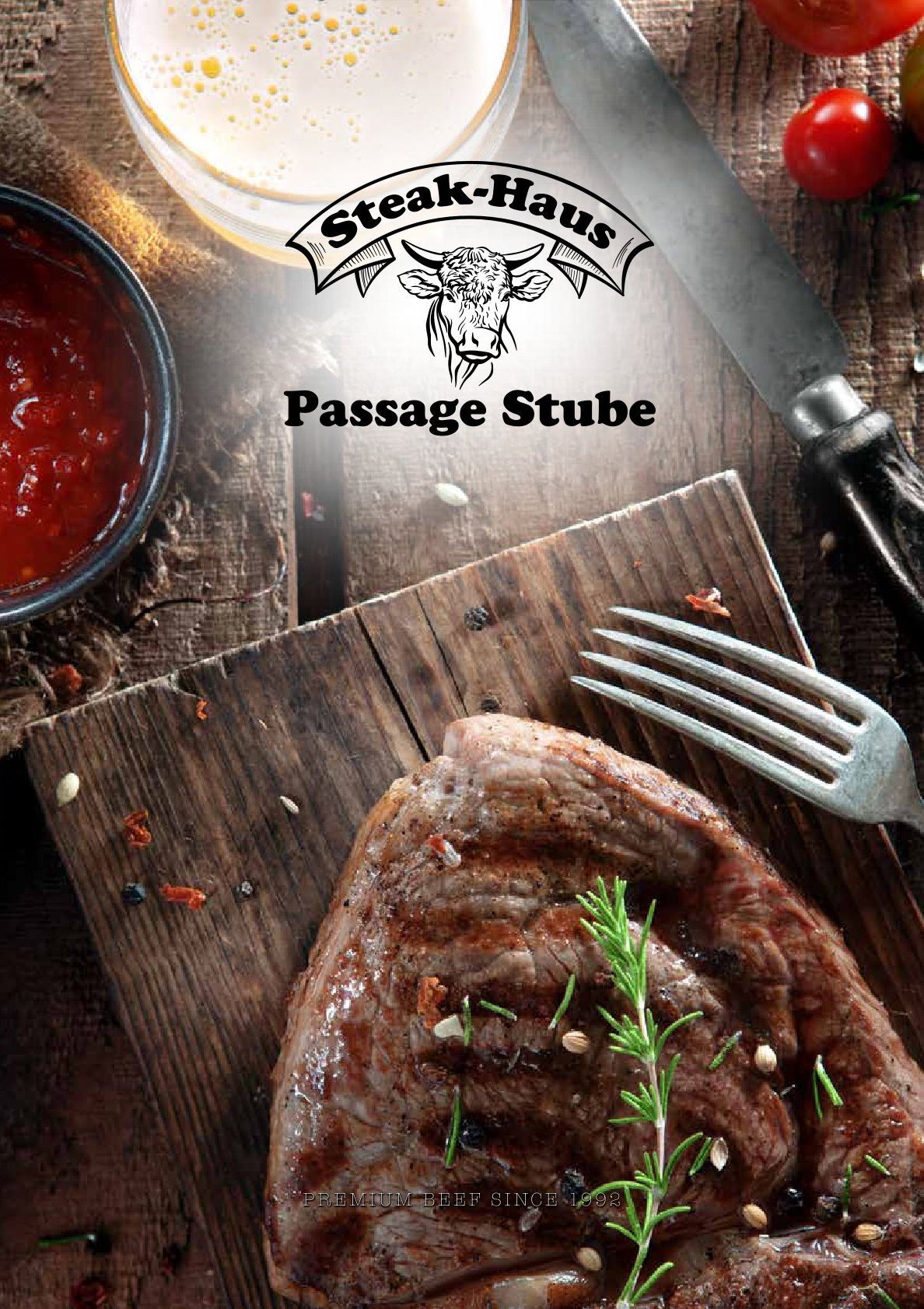 Gegrilltes Steak, Soße, Bier und Besteck auf einem Holzbrett im Restaurant Steak-Haus Passage Stube.