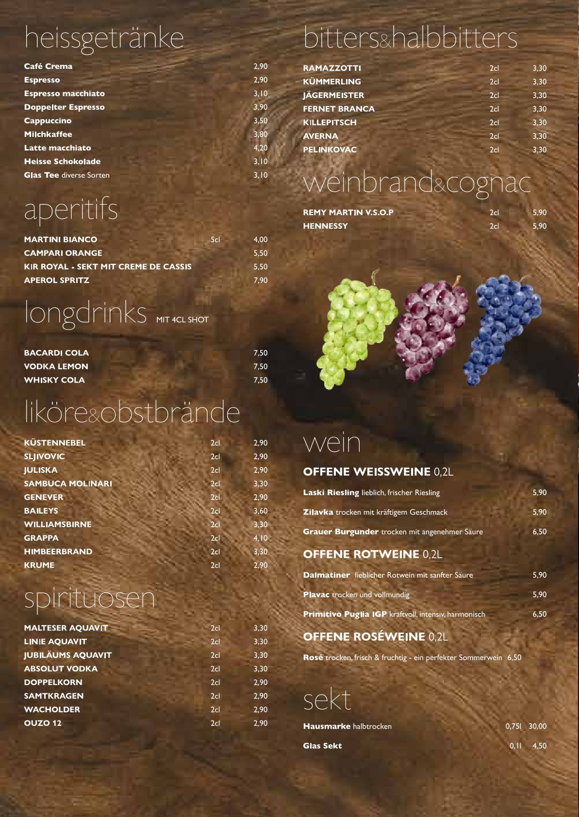 Speisekarte mit deutschem Text auf Holzgrund, mit Getränke- und Speisenangebot.